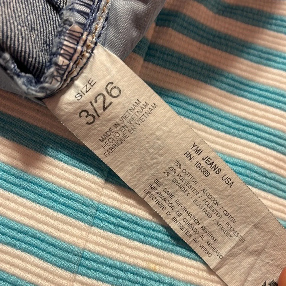 YMI jean shorts size 3/26